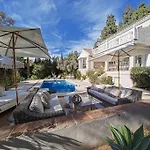 Perla Close To With A Private Pool 빌라